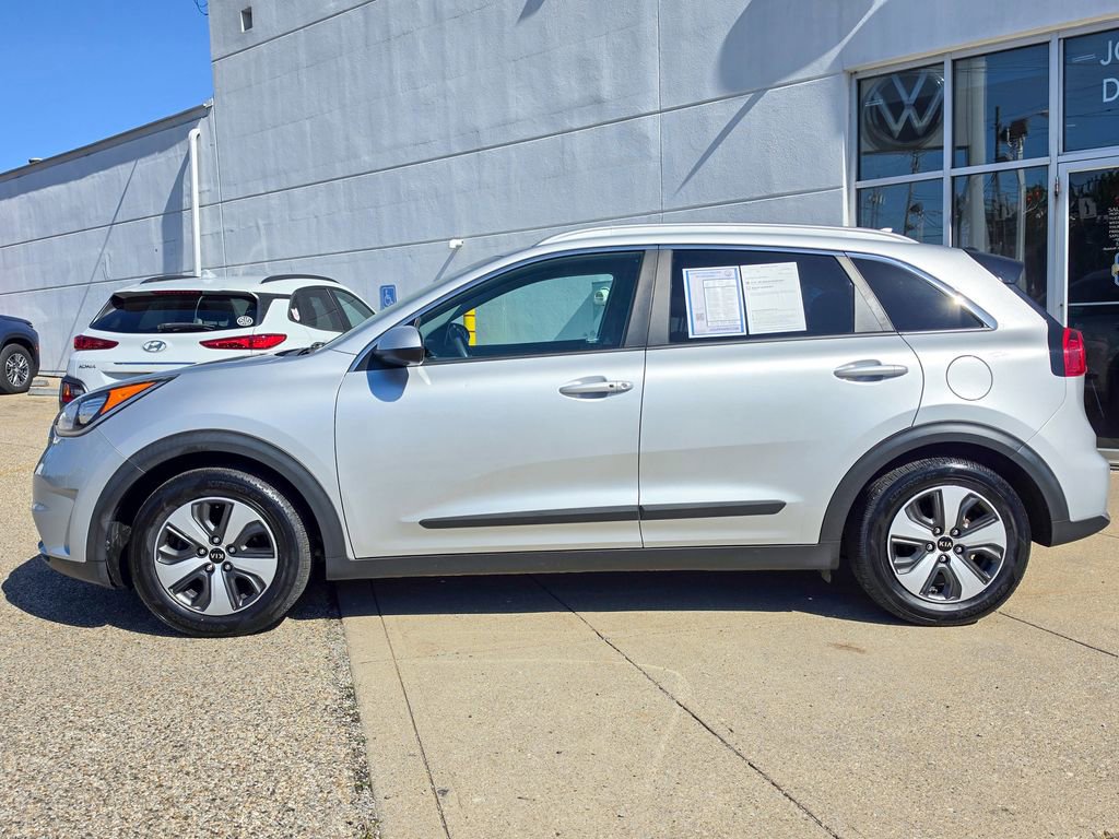 Used 2017 Kia Niro LX FWD image 2