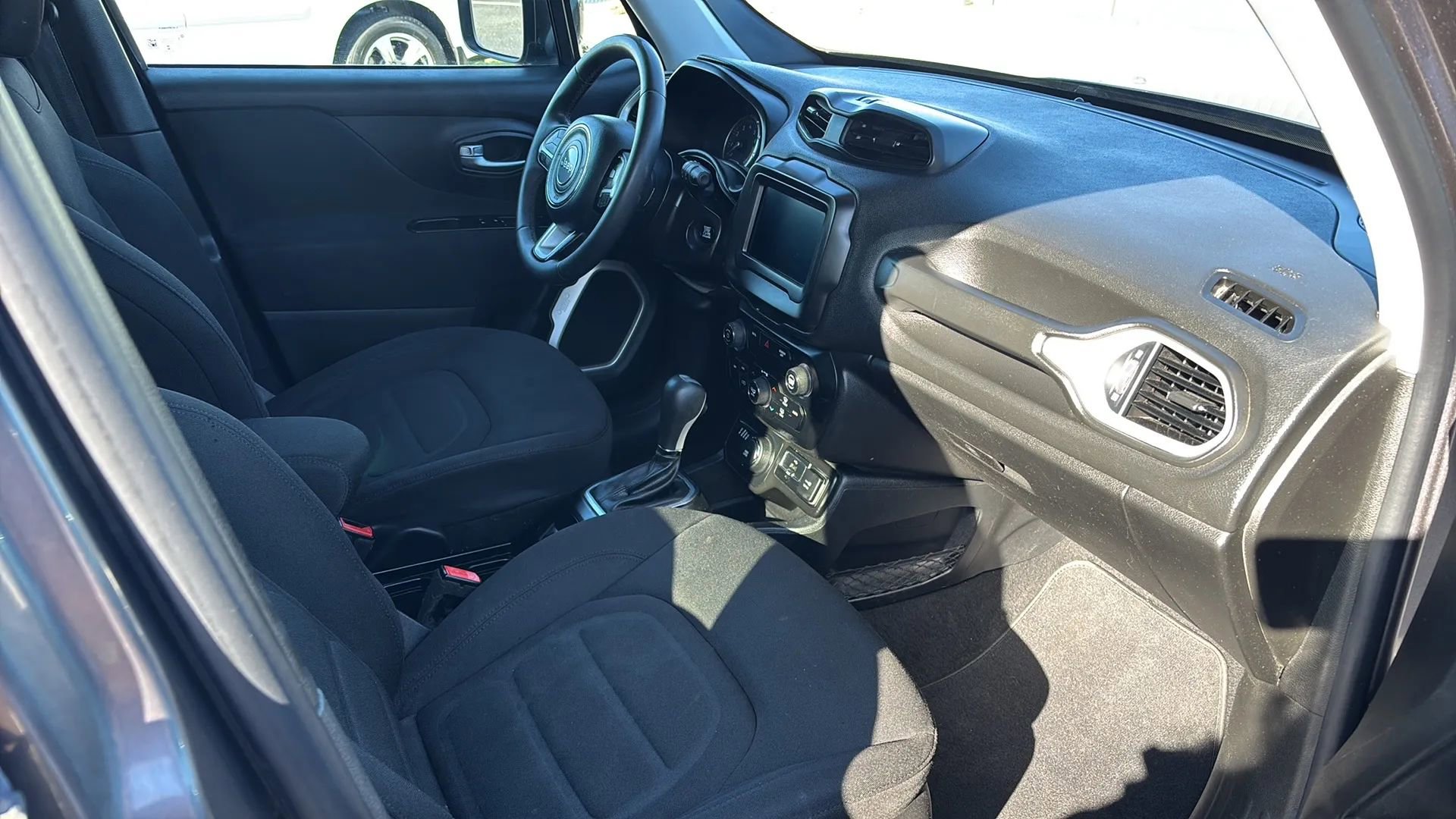 Used 2019 Jeep Renegade Latitude AWD/4WD image 2
