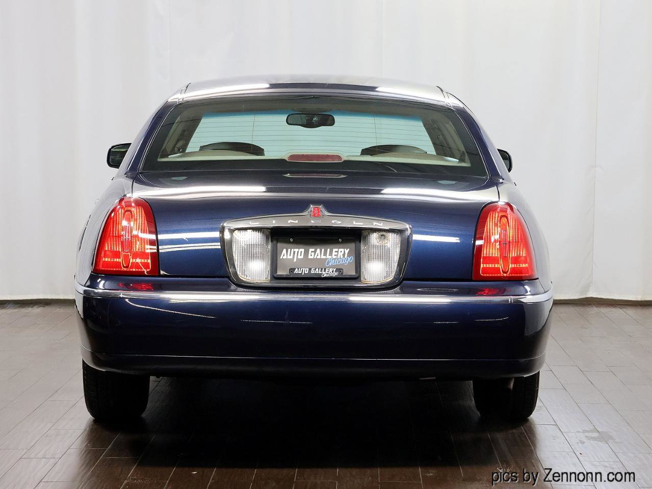 Used 2001 Lincoln Town Car Executive image 5