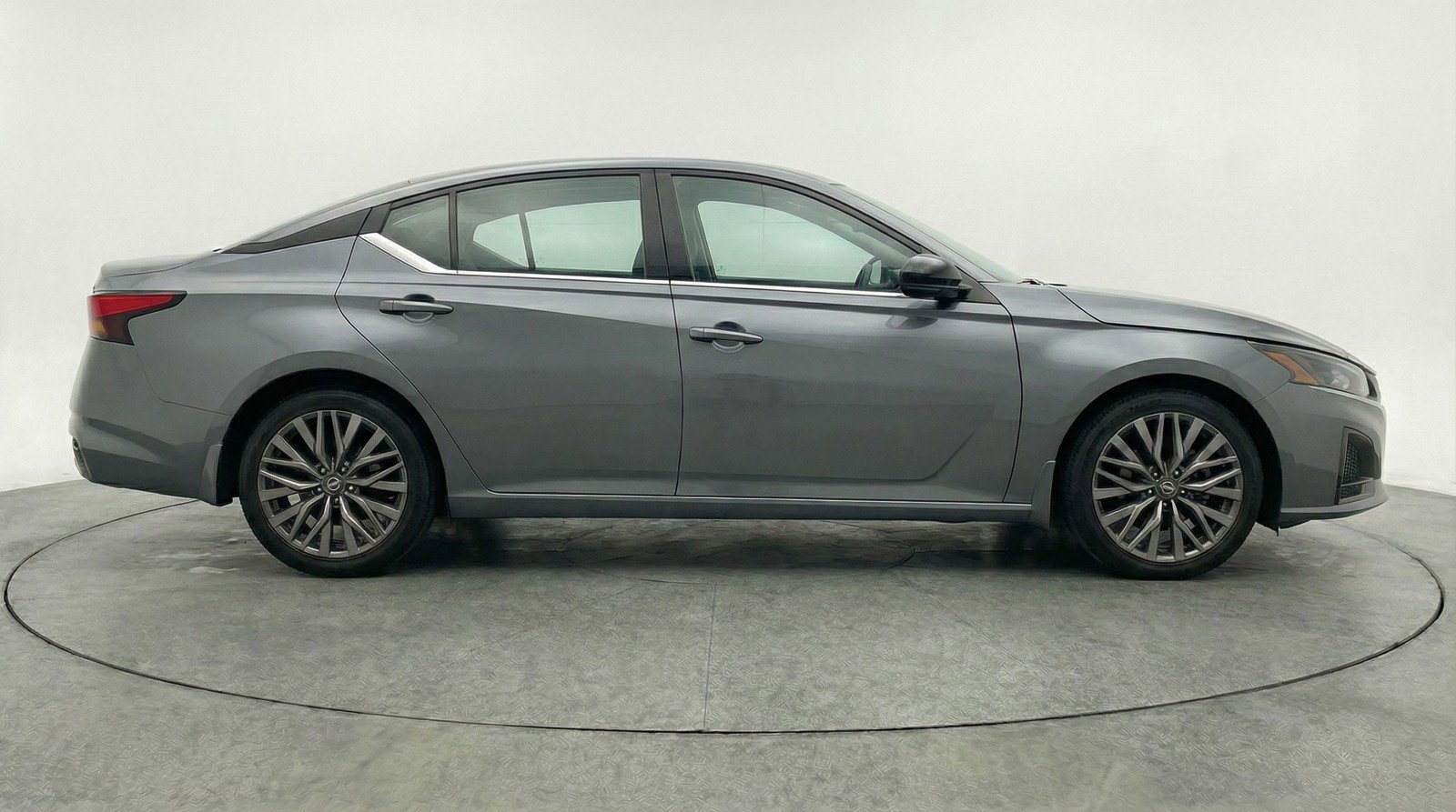 Used 2025 Nissan Altima 2.5 SV image 11