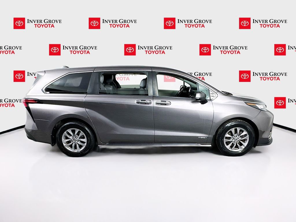 Used 2021 Toyota Sienna XLE image 4