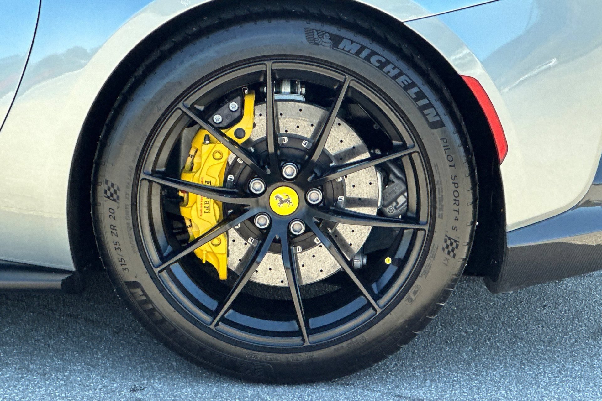 Used 2018 Ferrari 812 Superfast RWD image 42