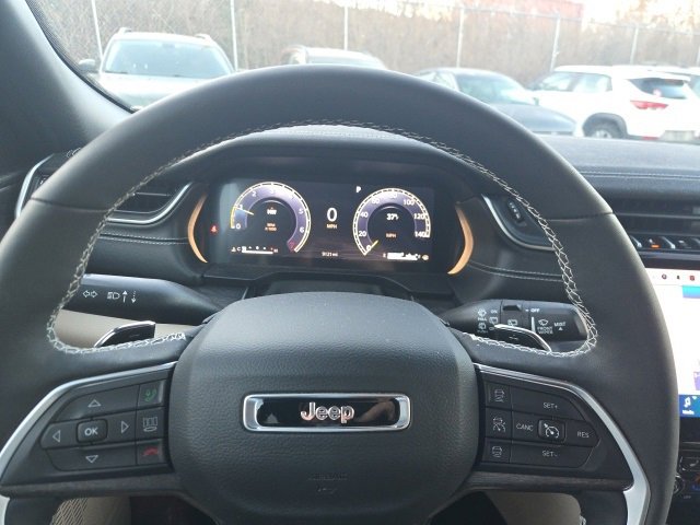 Used 2024 Jeep Grand Cherokee Limited w/ Luxury Tech Group II image 16