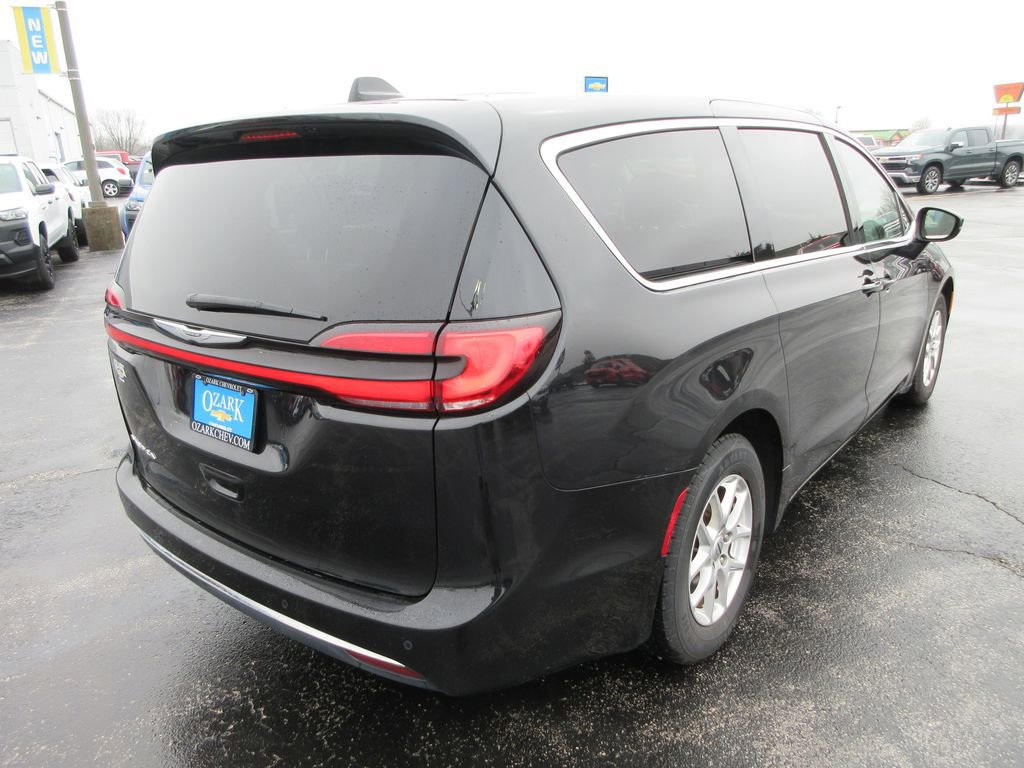 Used 2023 Chrysler Pacifica Touring-L image 5