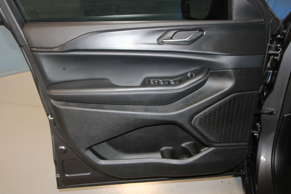 Used 2024 Jeep Grand Cherokee L Laredo image 5