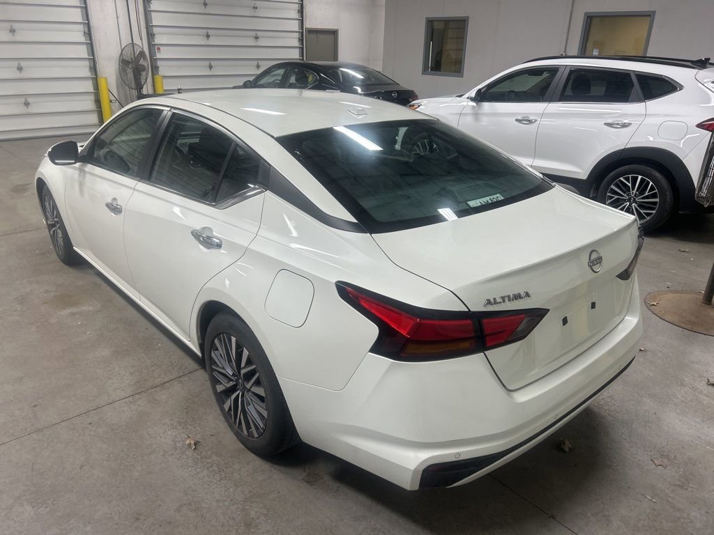 Used 2023 Nissan Altima 2.5 SV image 3