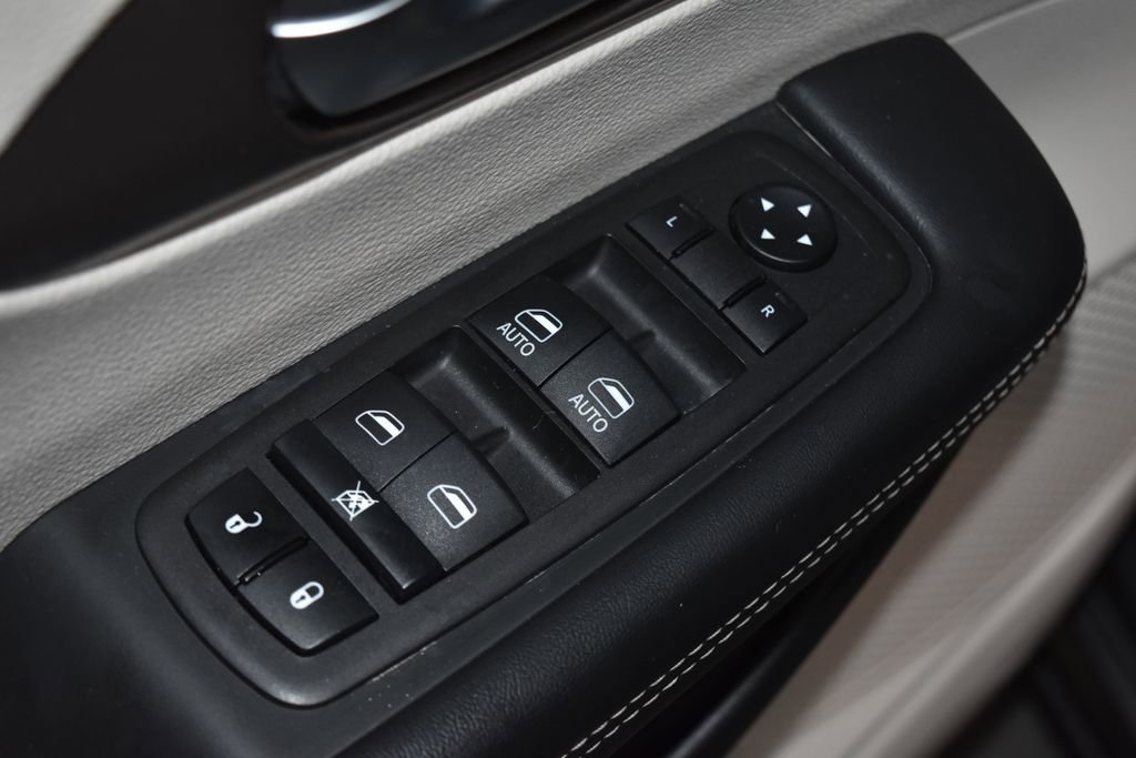 Used 2023 Chrysler Voyager LX FWD image 5
