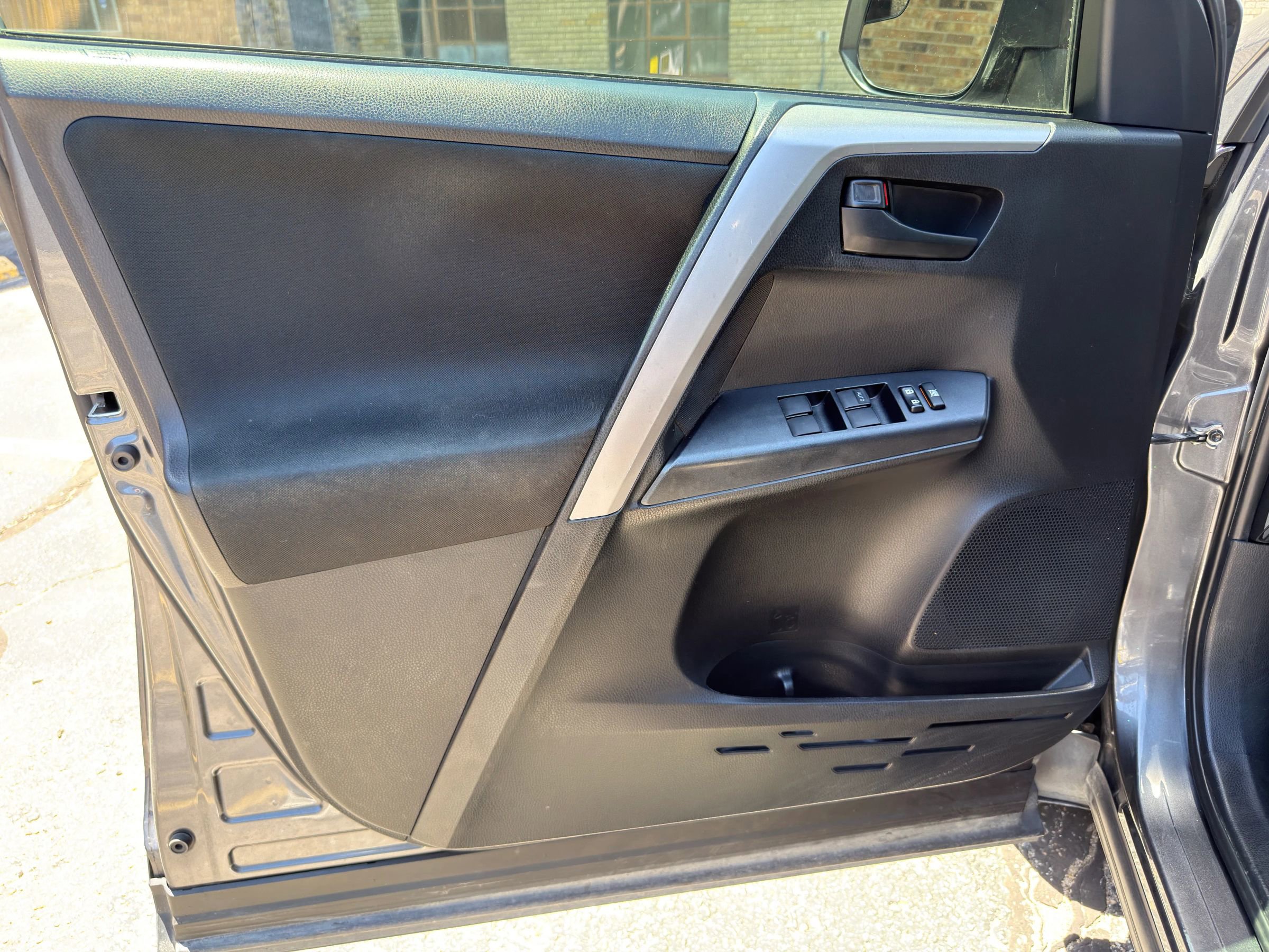 Used 2018 Toyota RAV4 LE FWD image 23