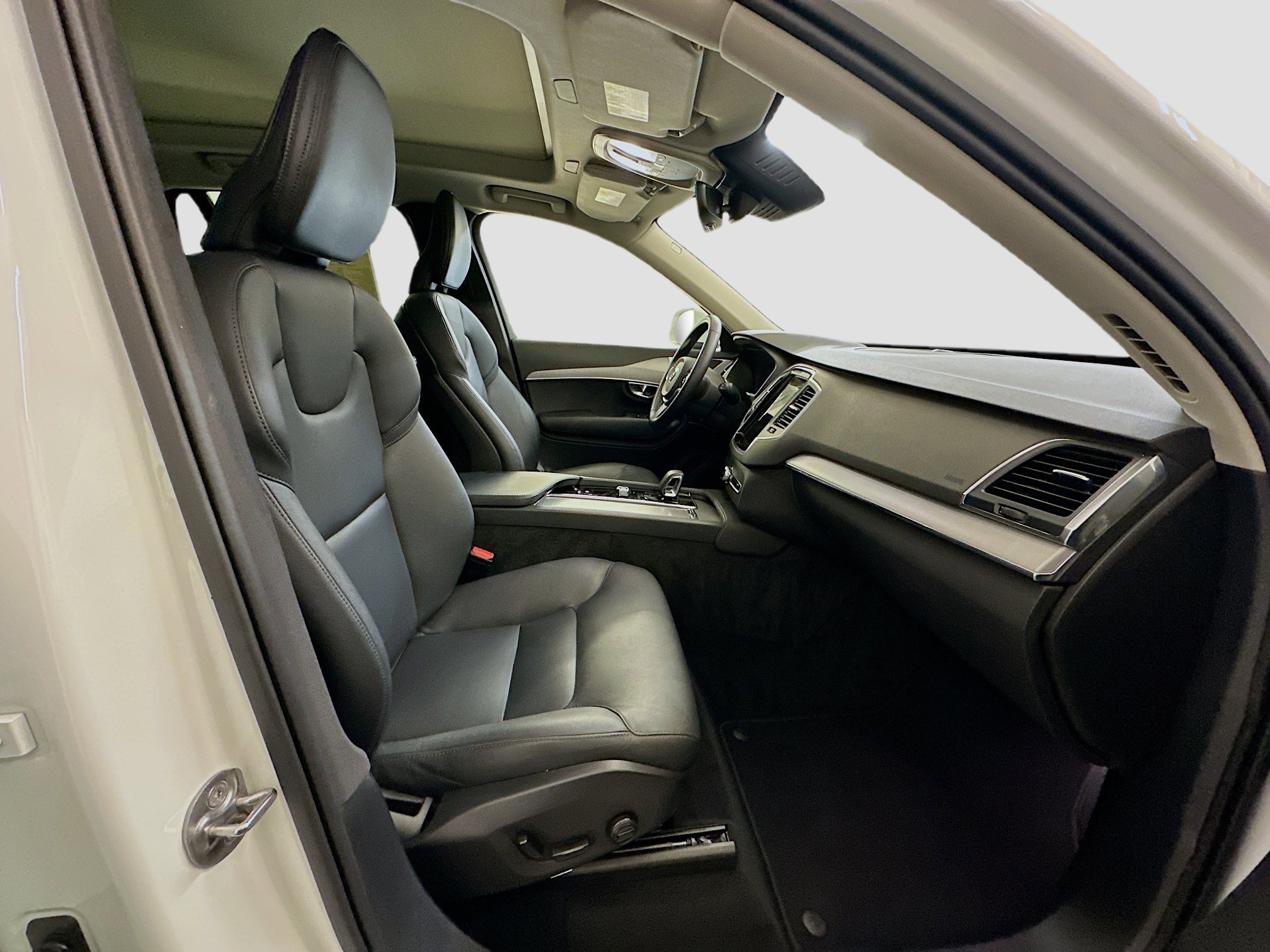 Used 2025 Volvo XC90 B5 Core image 35