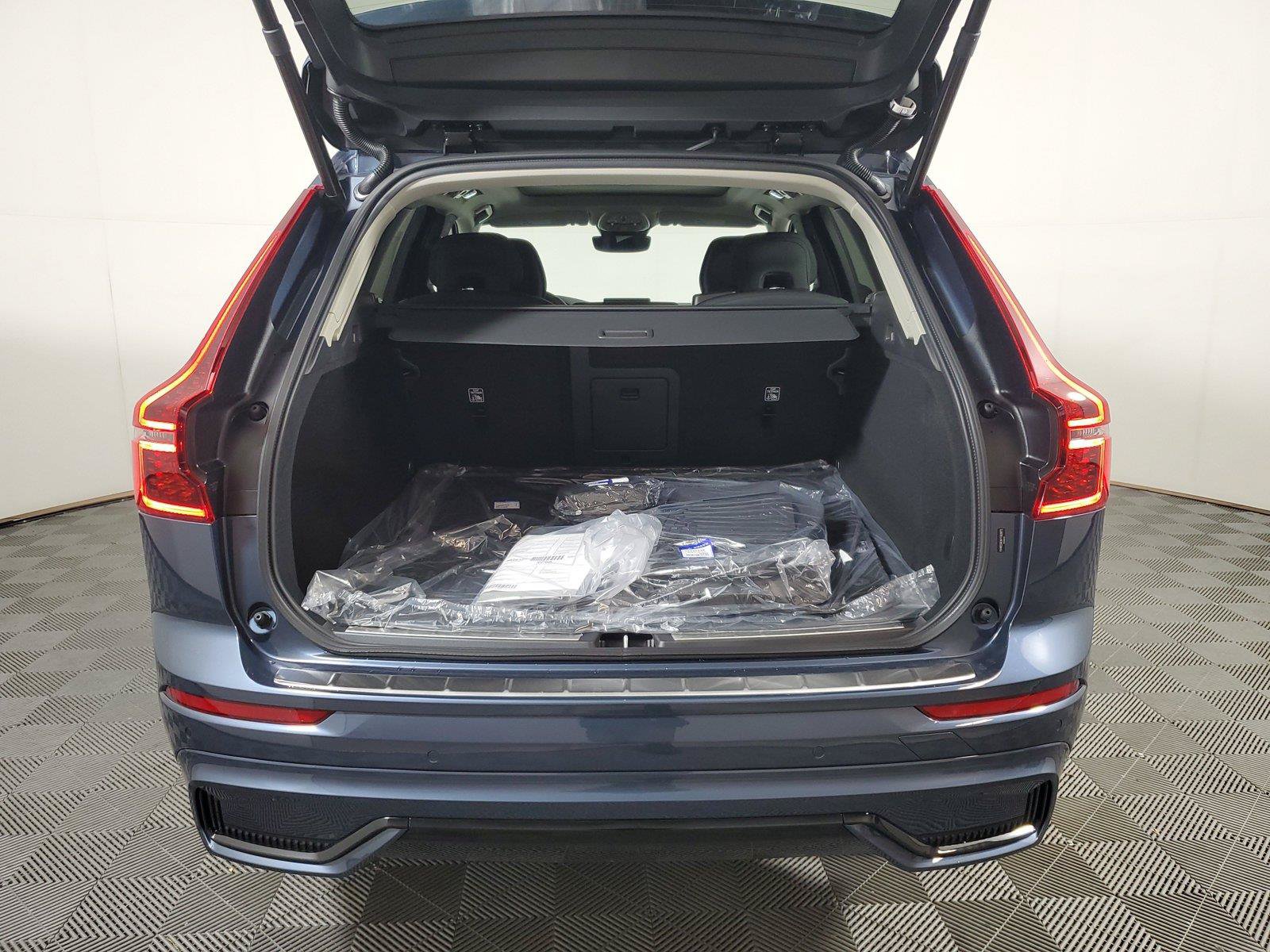 New 2027 Volvo XC60 B5 Plus AWD/4WD image 9
