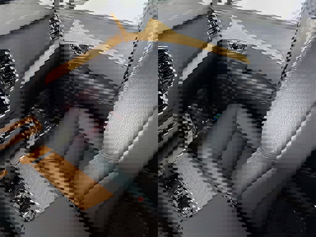 Certified 2025 Volvo XC90 B6 Plus image 24