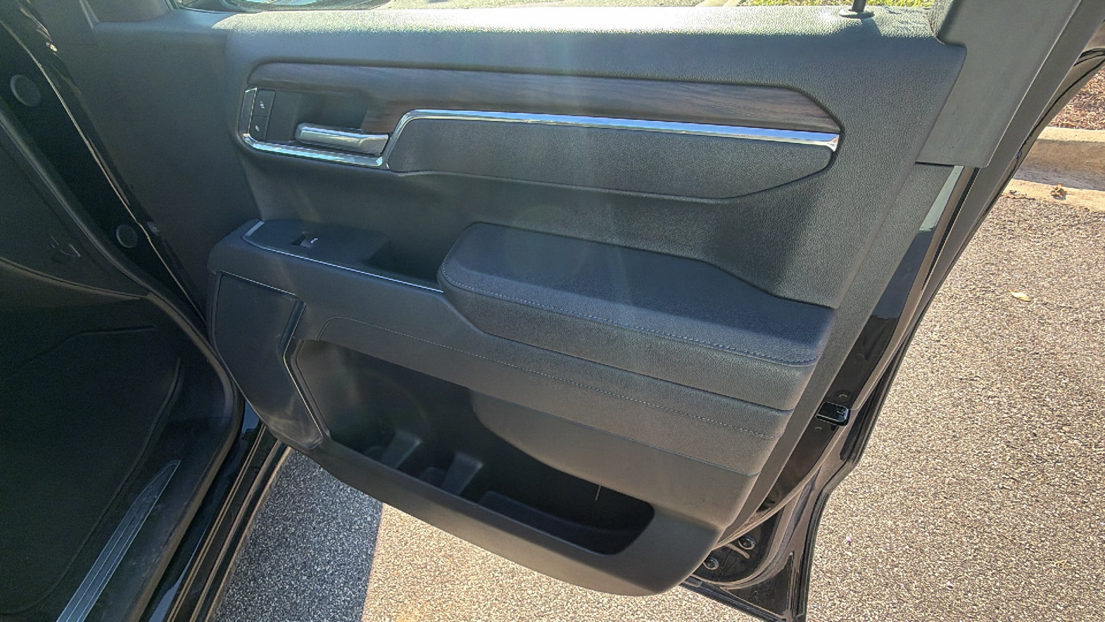 Used 2025 GMC Sierra 1500 SLT AWD/4WD image 18