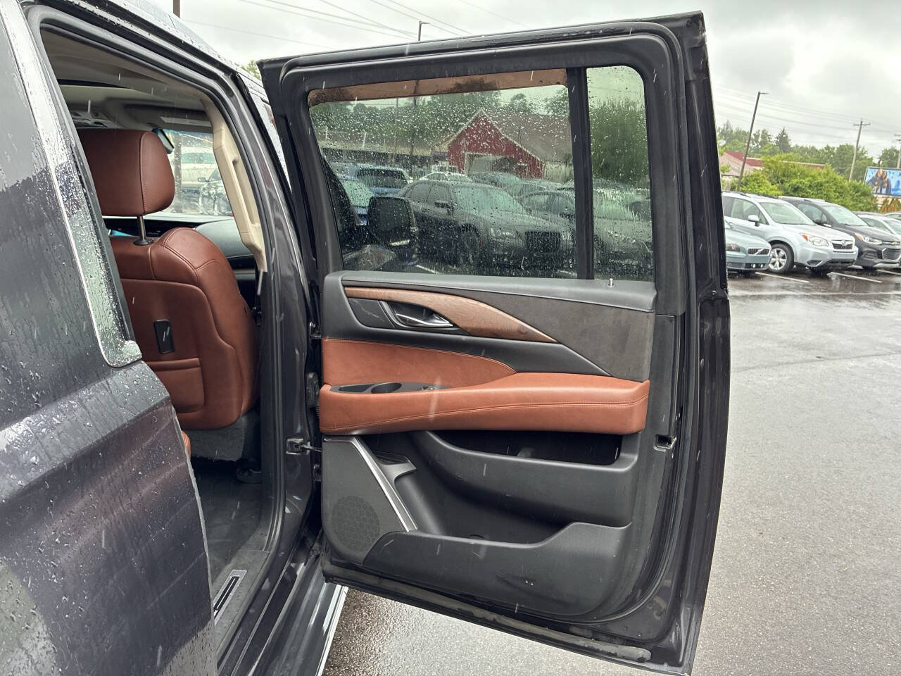 Used 2017 Cadillac Escalade ESV Luxury AWD/4WD image 17