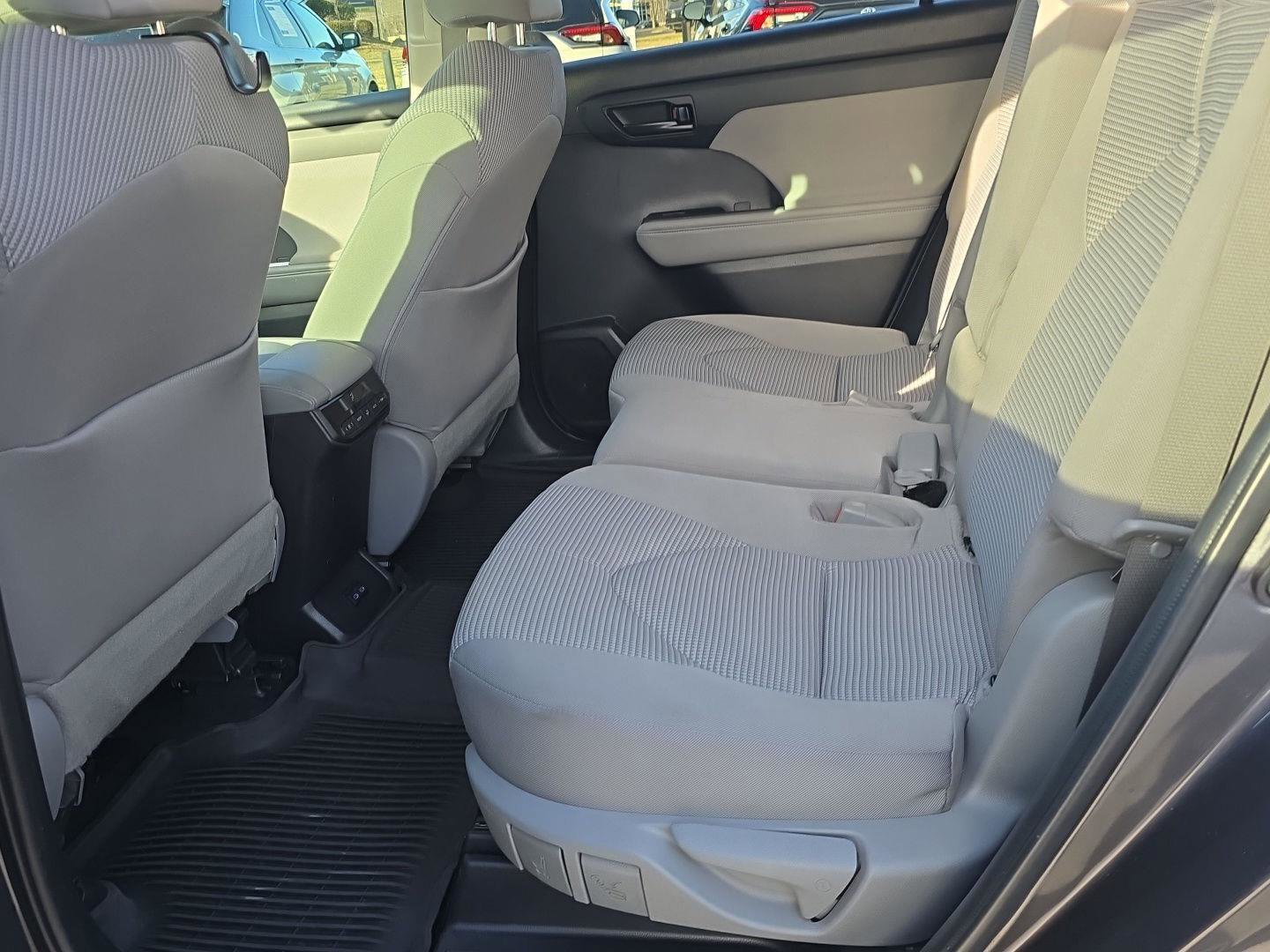 Used 2022 Toyota Highlander L image 10