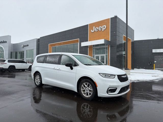 Used 2024 Chrysler Pacifica Touring-L image 9