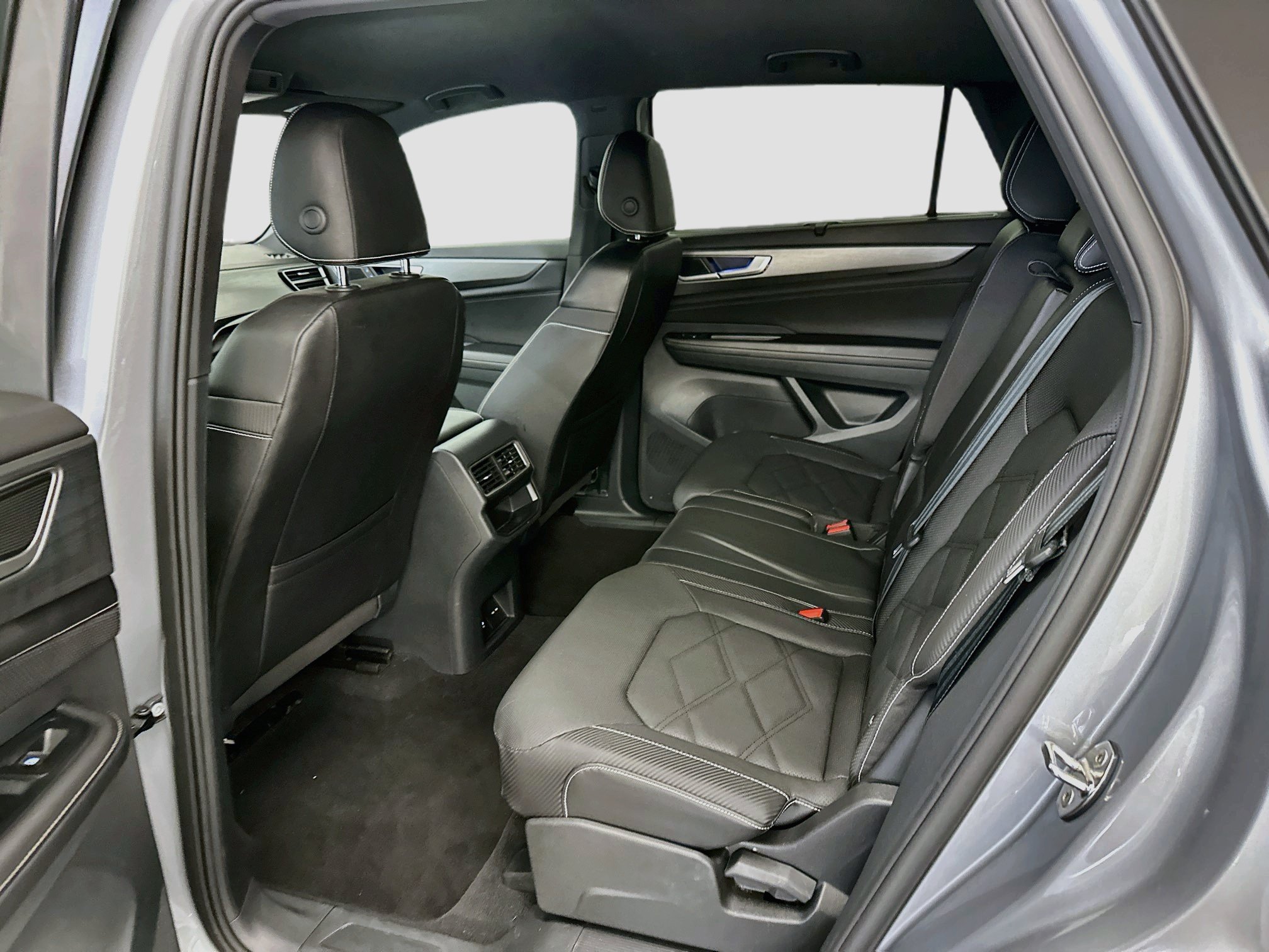 Used 2025 Volkswagen Atlas Cross Sport SE AWD/4WD image 29