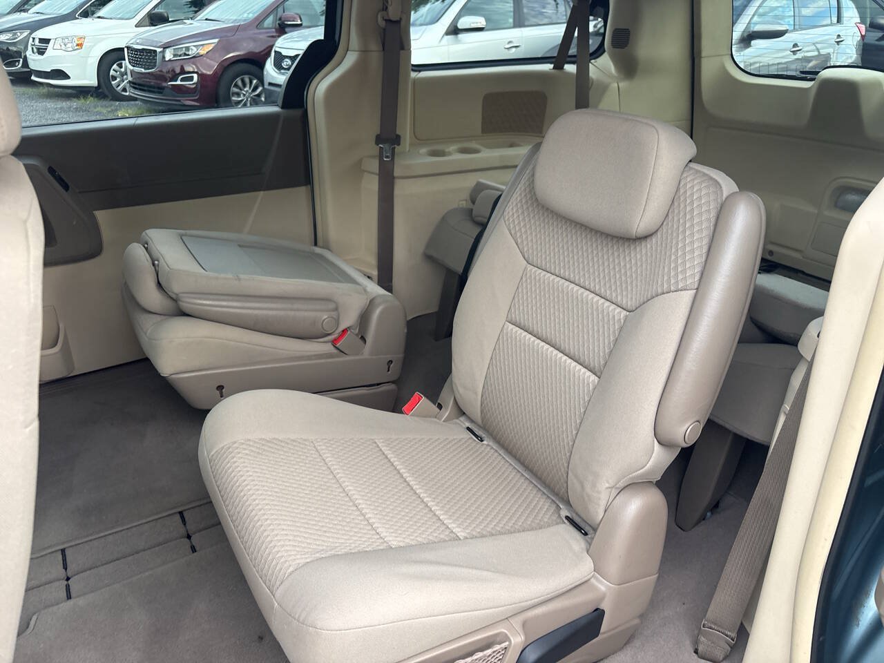 Used 2010 Chrysler Town & Country Touring w/ Entertainment Group #2 FWD image 13