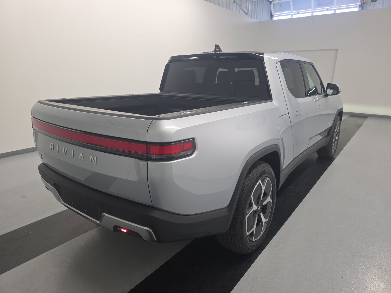 Used 2024 Rivian R1T Adventure AWD/4WD image 5