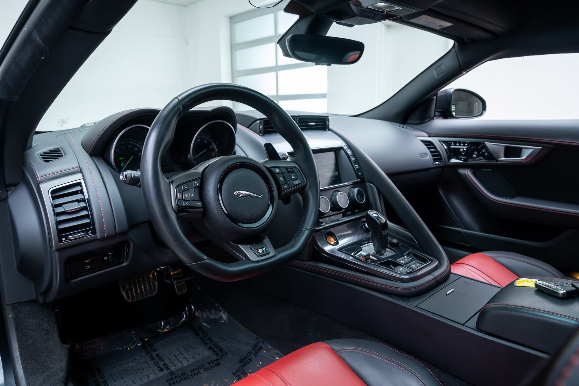 Used 2015 Jaguar F-TYPE R RWD image 17