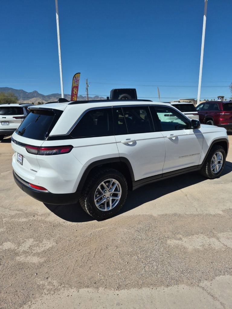 Used 2023 Jeep Grand Cherokee Laredo X image 5