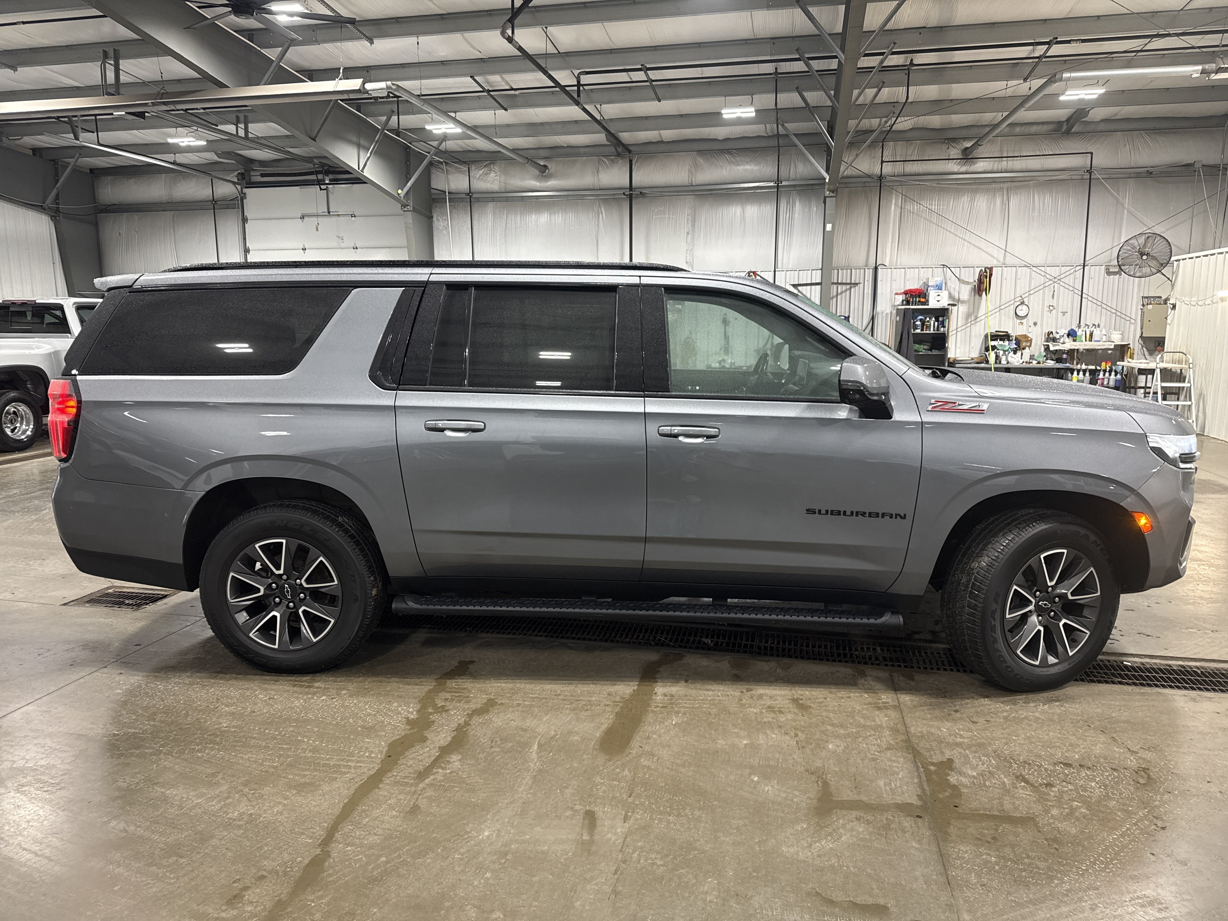 Used 2022 Chevrolet Suburban Z71 w/ Luxury Package AWD/4WD image 3