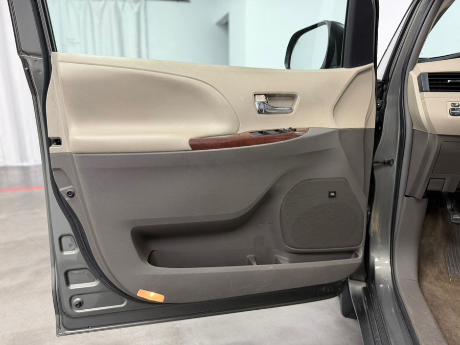 Used 2011 Toyota Sienna XLE w/ Premium Pkg AWD/4WD image 26