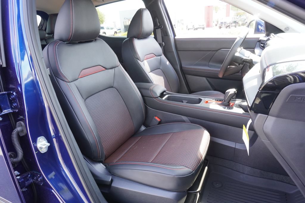 Certified 2025 Nissan Kicks SR FWD image 12