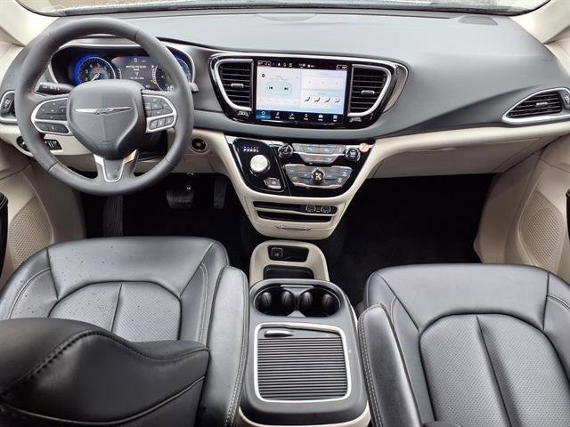 Used 2024 Chrysler Pacifica Touring-L FWD image 18