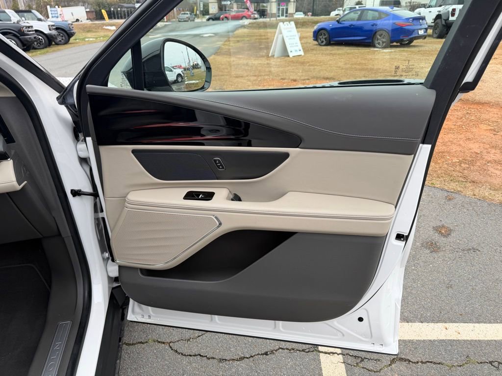Used 2025 Lincoln Nautilus Premier image 30