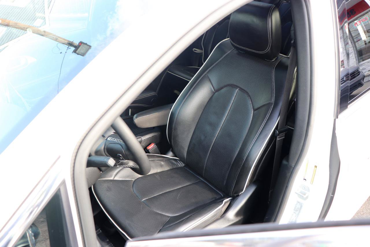 Used 2026 Chrysler Pacifica Limited FWD image 11