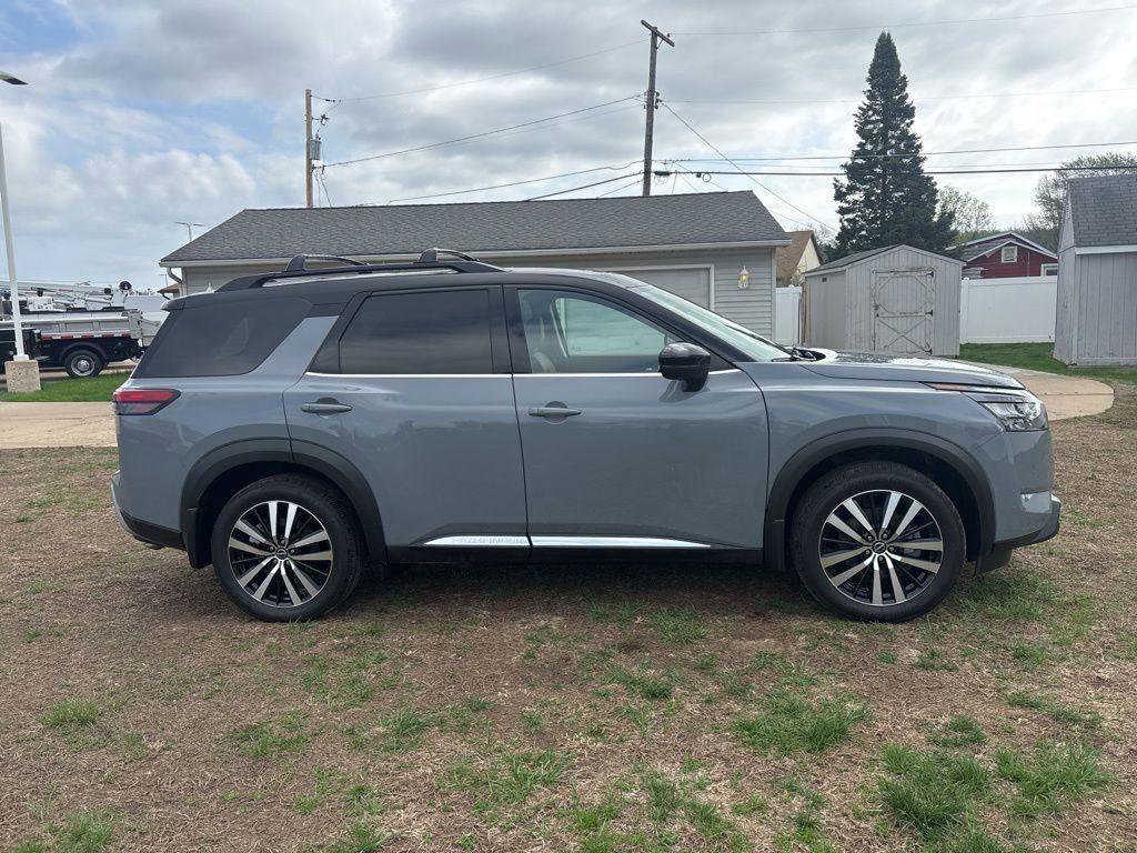 Used 2025 Nissan Pathfinder Platinum image 5