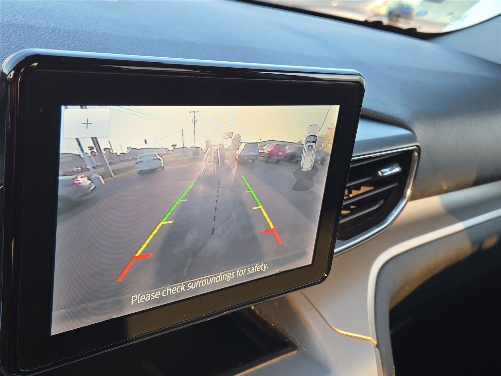 Used 2022 Ford Explorer XLT w/ Equipment Group 202A image 7