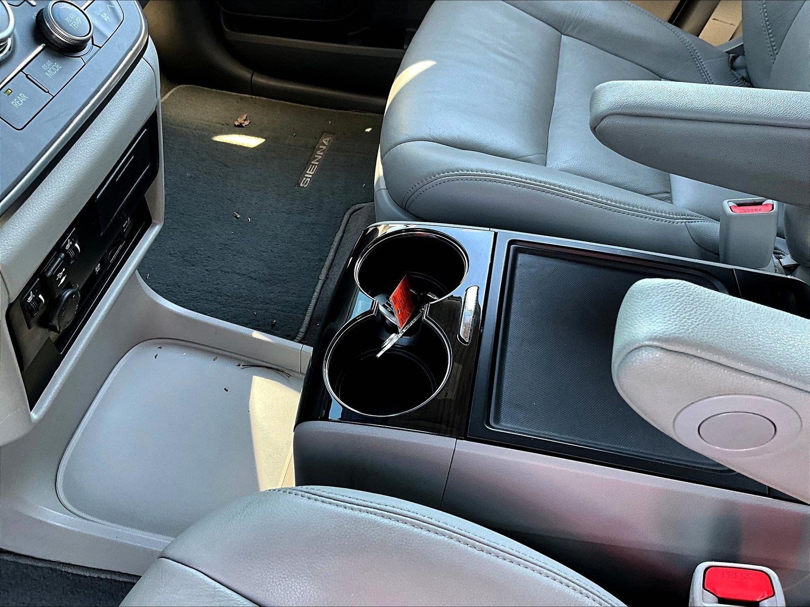 Used 2018 Toyota Sienna XLE Premium FWD image 18
