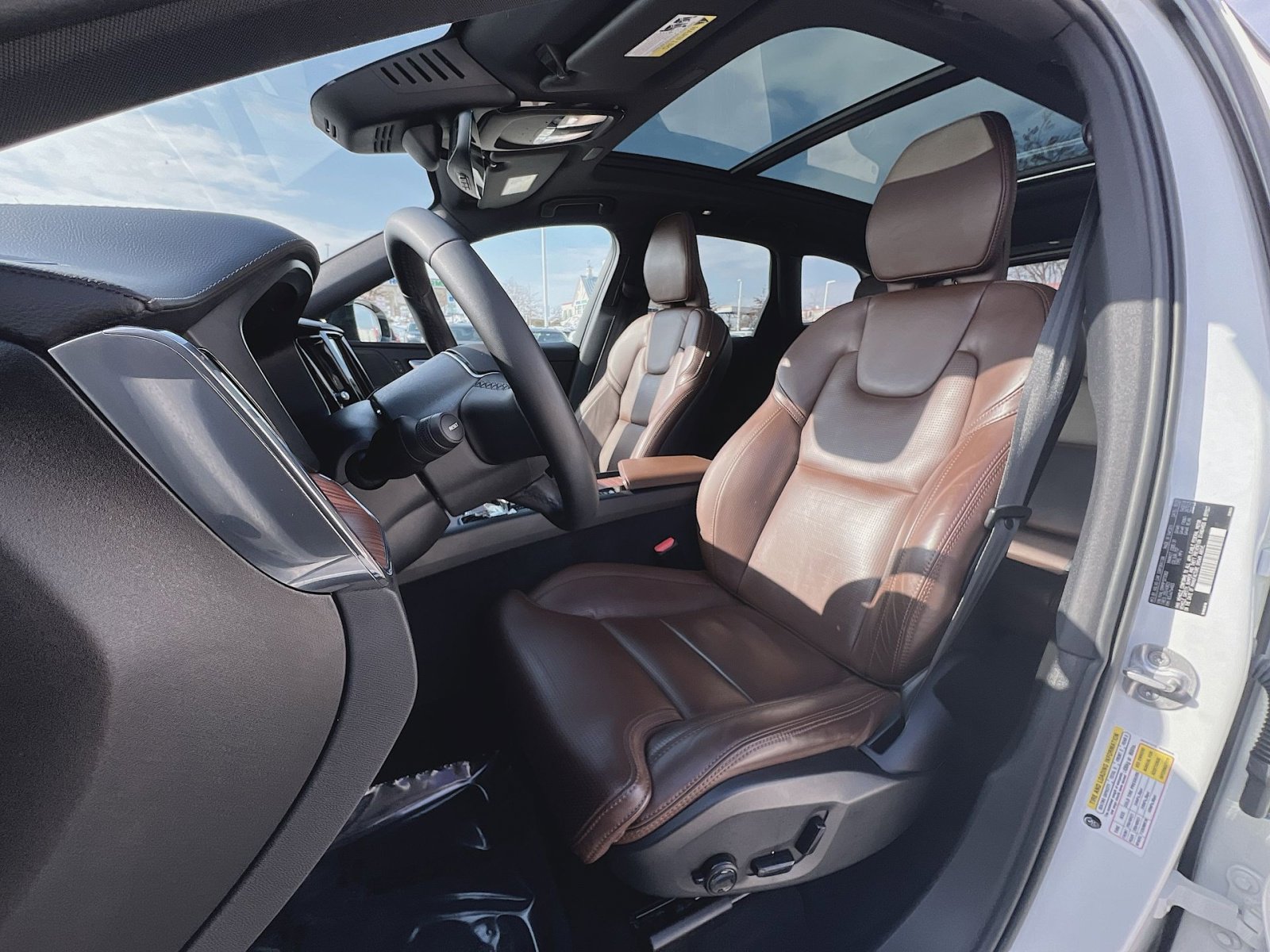 Certified 2023 Volvo XC60 B5 Ultimate w/ Protection Package Premier image 13