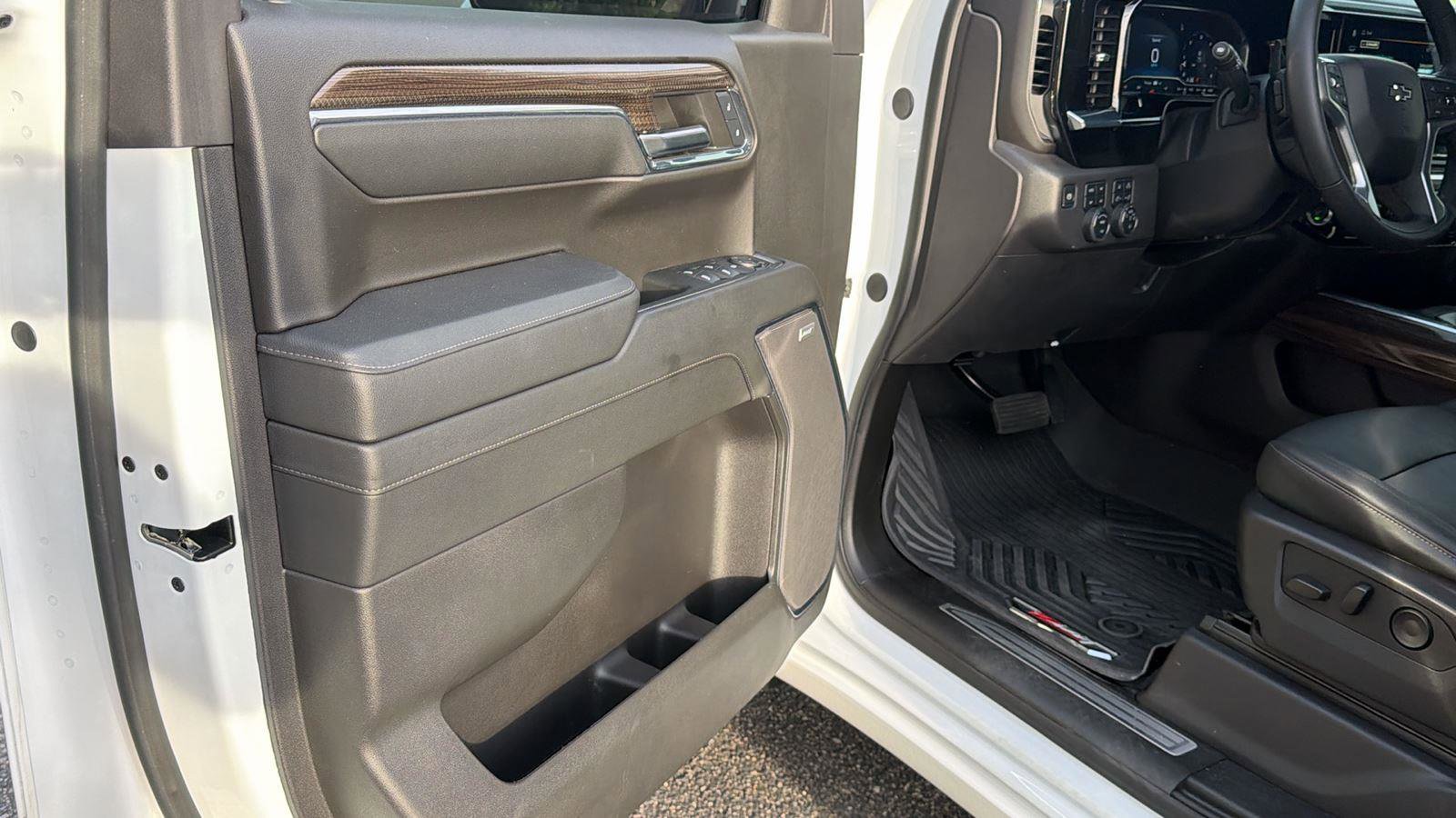 Used 2024 Chevrolet Silverado 1500 LT Trail Boss w/ Convenience Package II AWD/4WD image 10