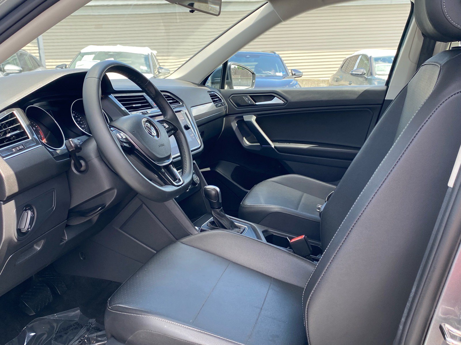 Used 2020 Volkswagen Tiguan SE FWD image 11