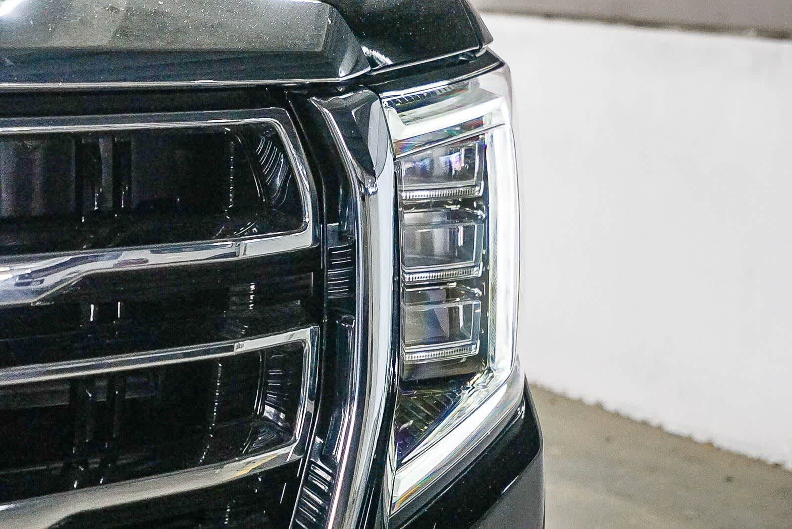 Used 2023 GMC Yukon XL SLT w/ SLT Premium Package AWD/4WD image 4