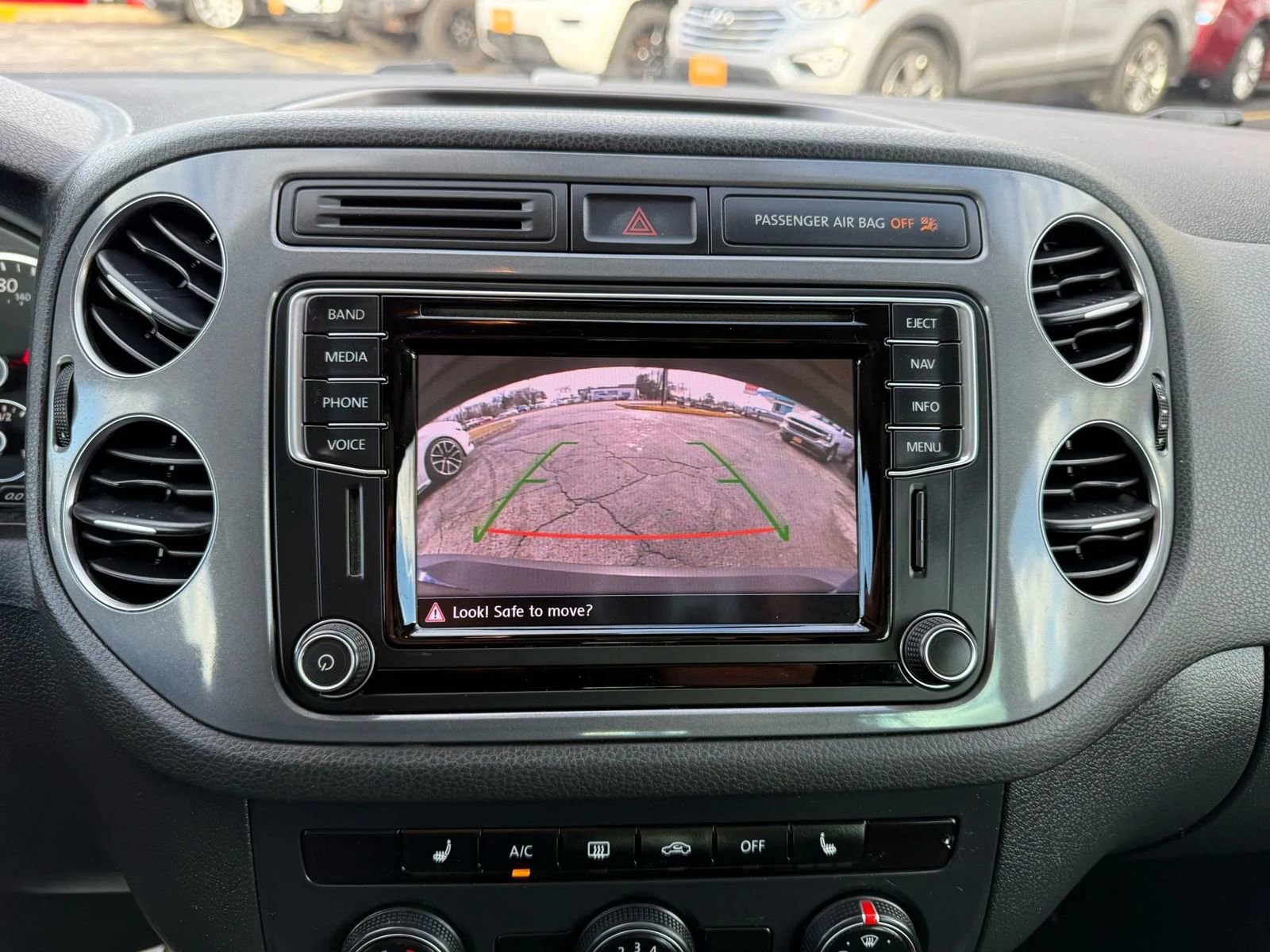 Used 2016 Volkswagen Tiguan SE image 23