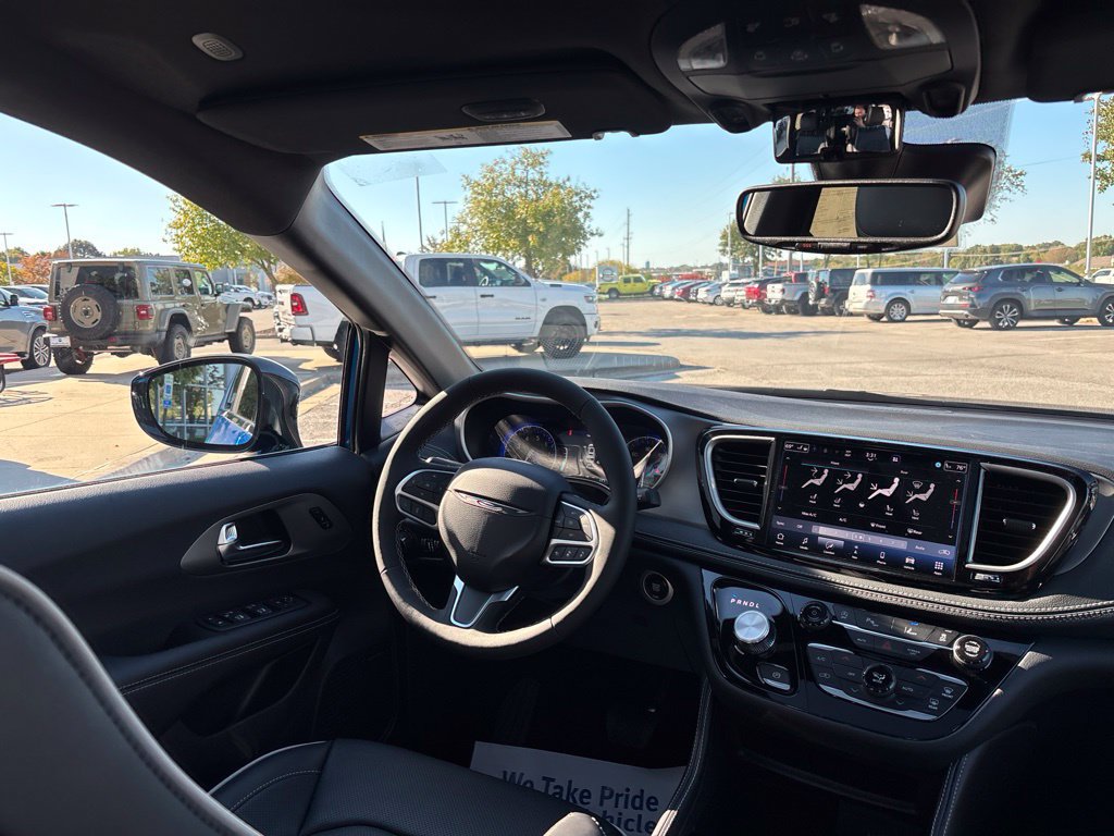 New 2027 Chrysler Pacifica Limited FWD image 24