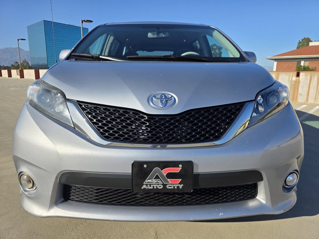 Used 2014 Toyota Sienna SE FWD image 4