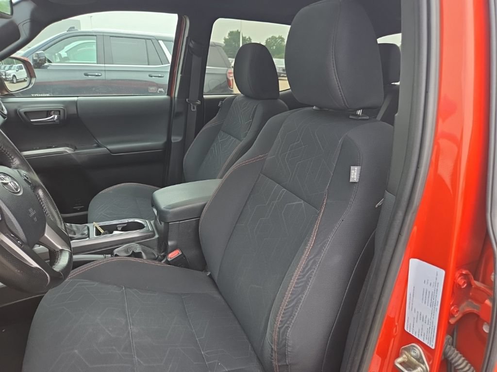 Used 2016 Toyota Tacoma TRD Sport AWD/4WD image 19