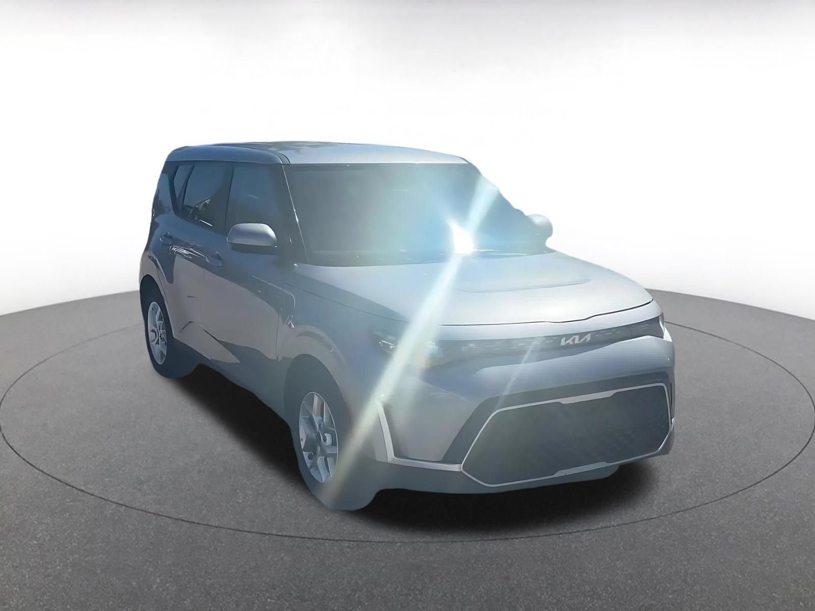 Used 2025 Kia Soul LX w/ LX Technology Package FWD image 9
