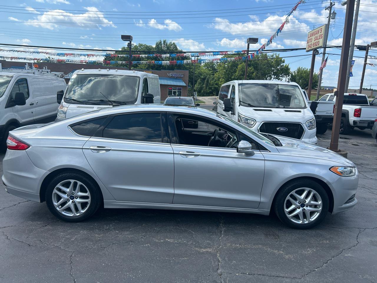 Used 2016 Ford Fusion SE FWD image 4