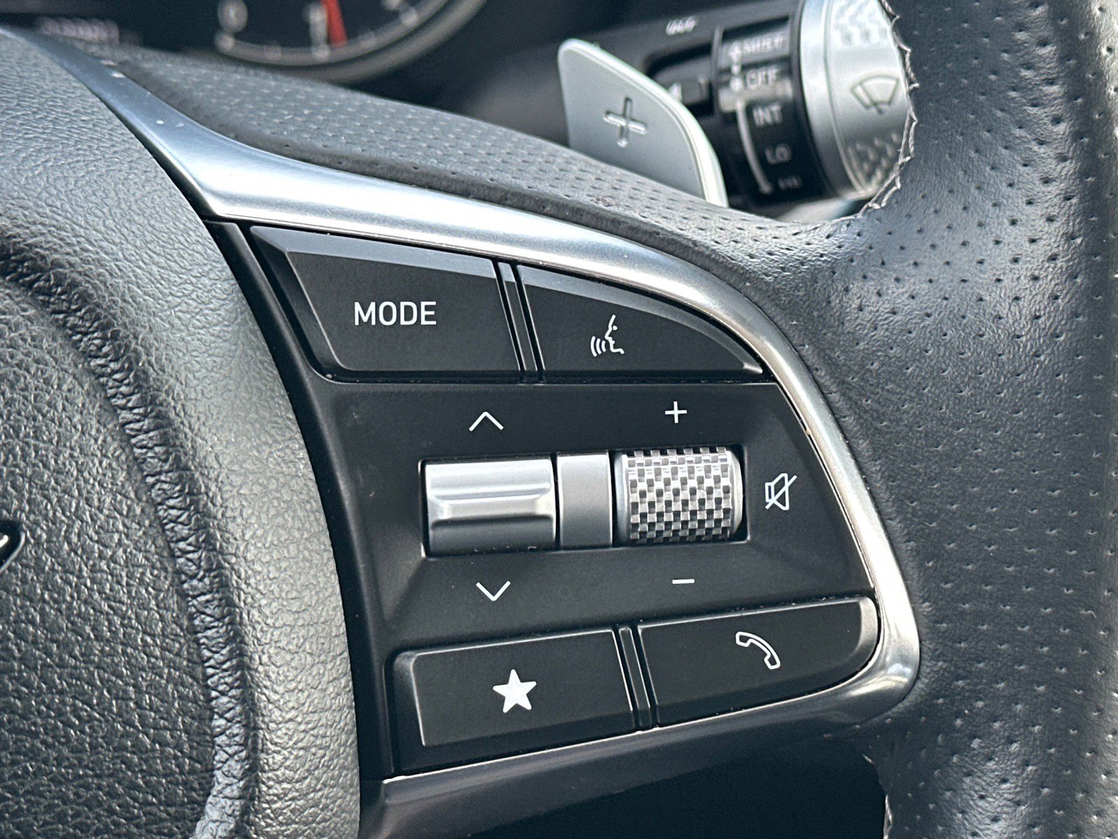 Used 2025 Genesis G70 2.5T image 11