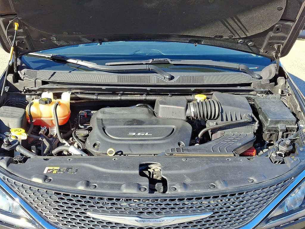 Used 2017 Chrysler Pacifica Limited image 31