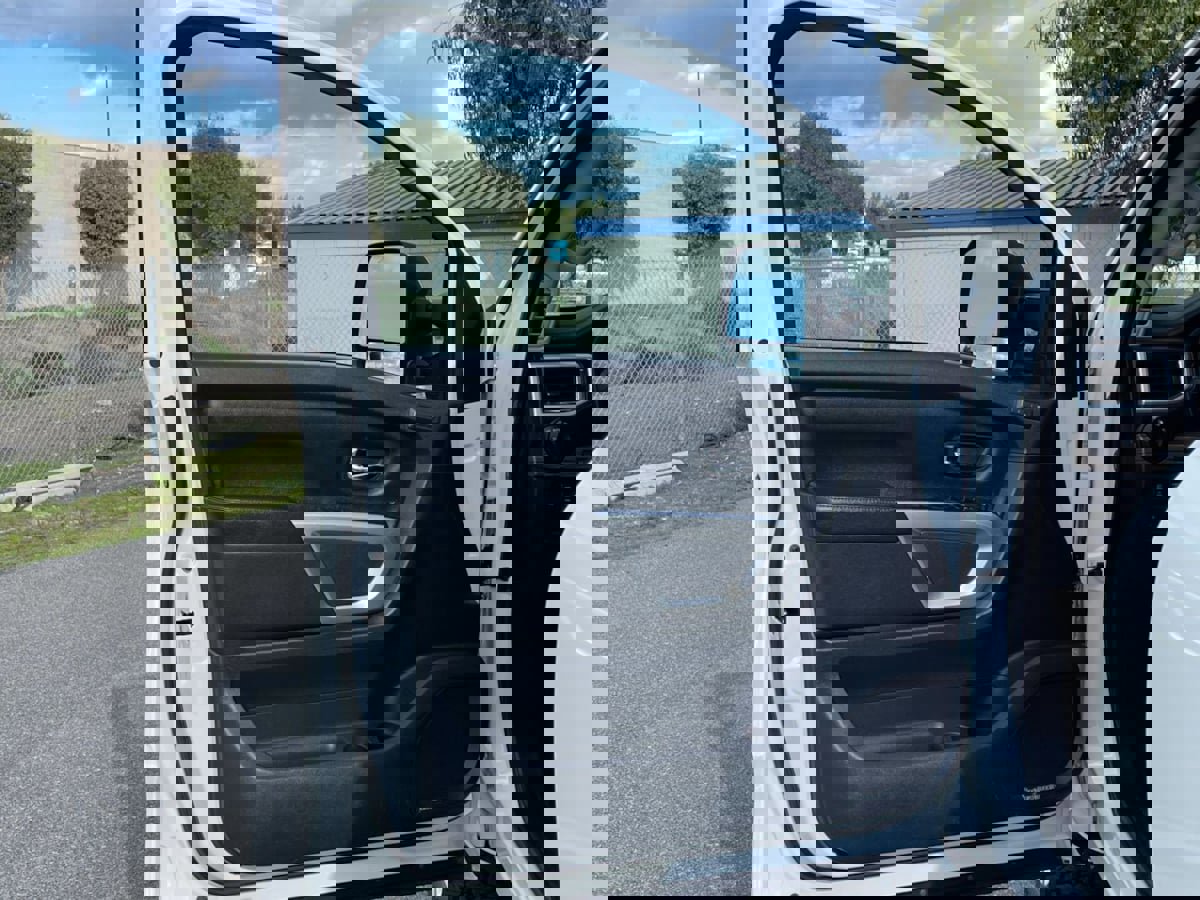 Used 2016 Nissan Titan SL image 17