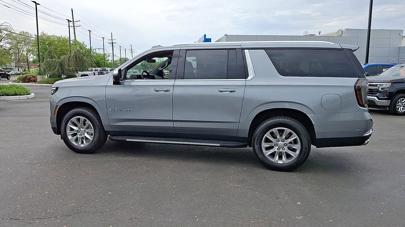 Certified 2025 Chevrolet Suburban Premier w/ Sun And Tow Package AWD/4WD image 8