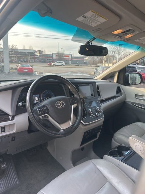 Used 2017 Toyota Sienna XLE image 19