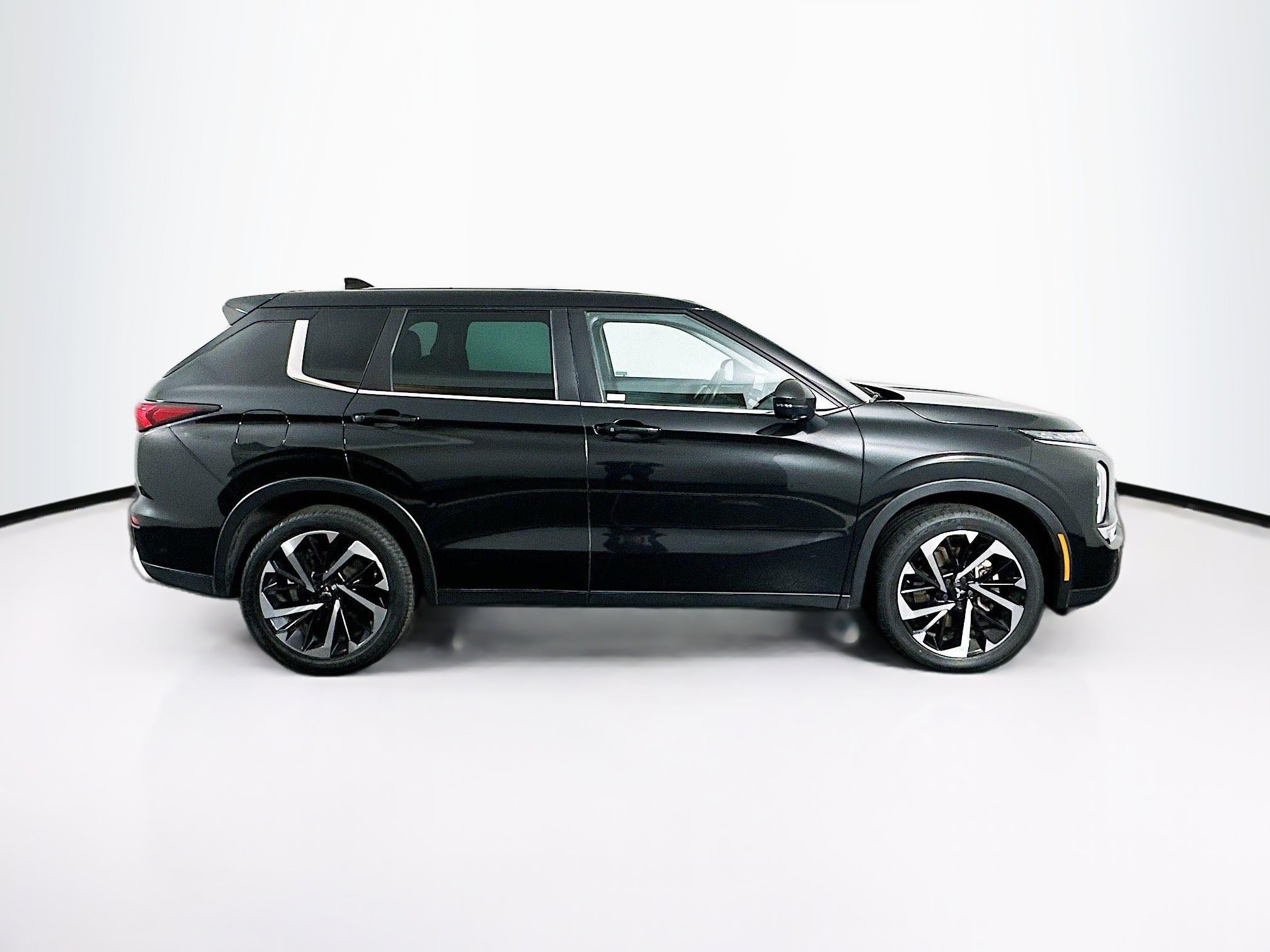 Used 2023 Mitsubishi Outlander SE FWD image 9