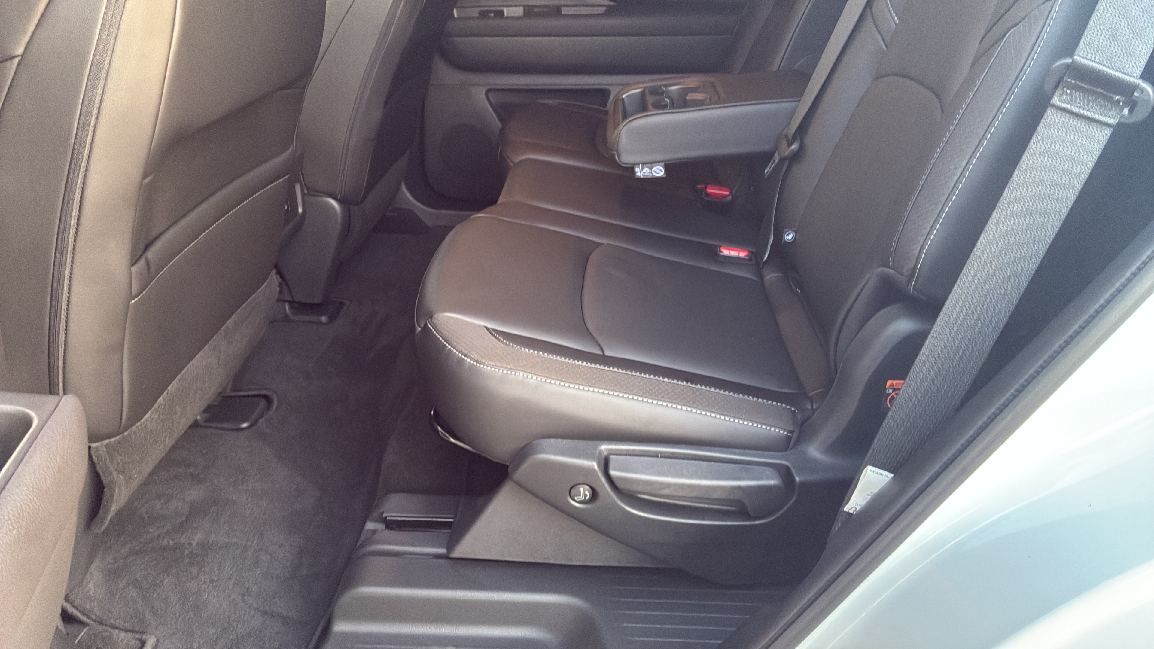 Used 2025 Nissan Pathfinder SL FWD image 22